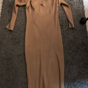 I’m selling these im selling these 6 dresses.